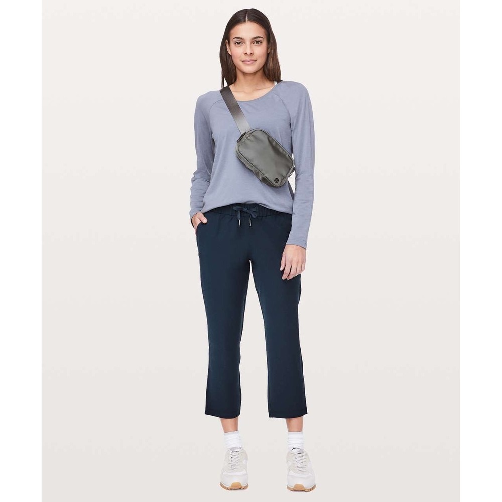 Lululemon On The Fly Crop Woven 23" in True Navy Size 4